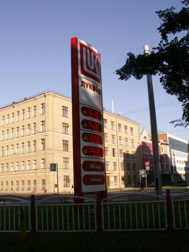 Лукойл вторая компания в Петербурге, которая строит автоматические заправки