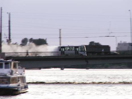 Дымящийся маршрутный автобус на Тучковом мосту