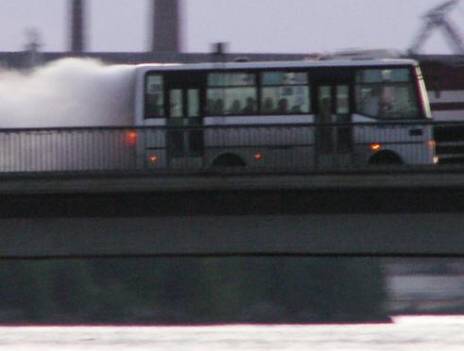 Автобус с пассажирами на Тучковом мосту дымится