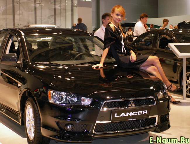 Mitsubishi Lancer Black и девушка в черном
