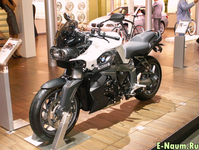На выставке BMW мотоцикл