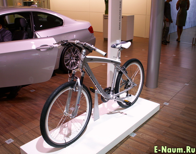 Велосипед BMW на выставке