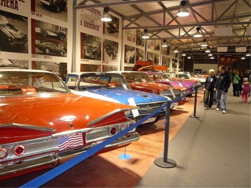 Внутри музея ретро-автомобилей
