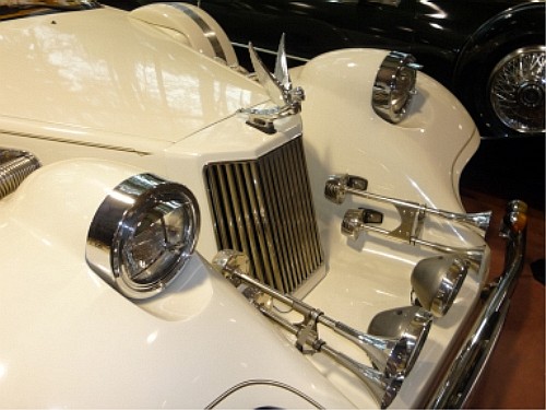 Экспонат музейного старинного автомобиля