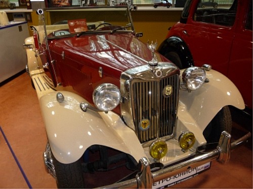 Автомобиль из музея ретро-автомобилей эпохи возрождения