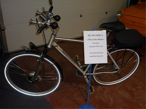 В авто-ретро-музее есть не только автомобили - велосипед Мерседес