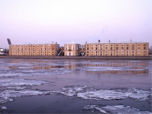 Вид на здание напротив набережной Макарова (пр. Добролюбова, 14)
