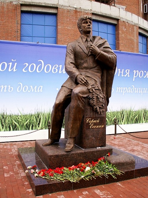 Памятник Сергею Есенину в Выборгском районе Санкт-Петербурга