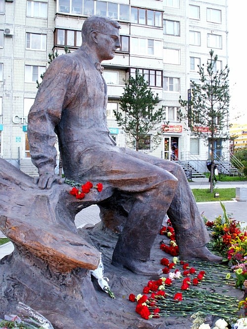 Скульптура Шостаковича в Выборгском районе Петербурга