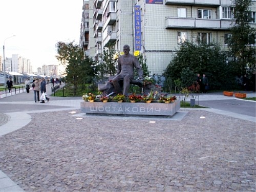 Скульптура Шостаковича в Выборгском районе Петербурга - общий вид