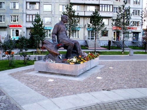 Скульптура Шостаковича в Выборгском районе Петербурга - общий вид
