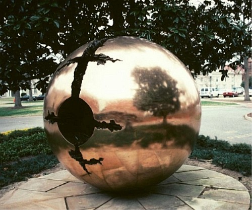 Rotating Sphere - скульптура Шара в США