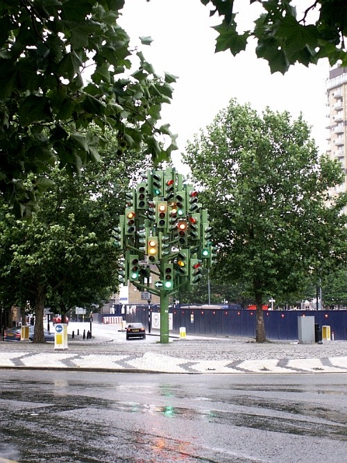 Светофорное дерево в центре кругового автомобильного движения