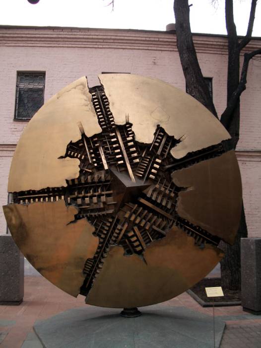 Золотой Диск - скульптура в Москве - сходство поразительно