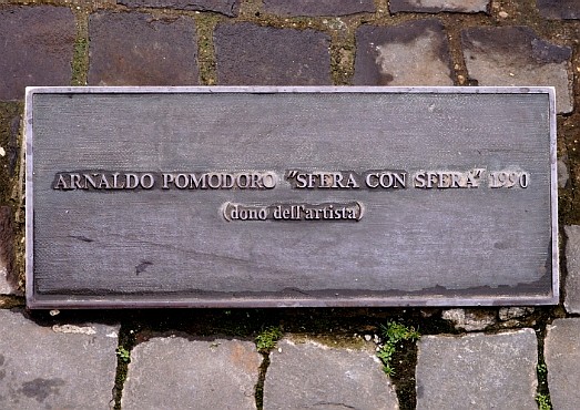 Металлическая пластинка рядом со скульптурой Шара в Ватикане