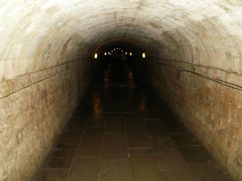 Подземный тоннель из дворца