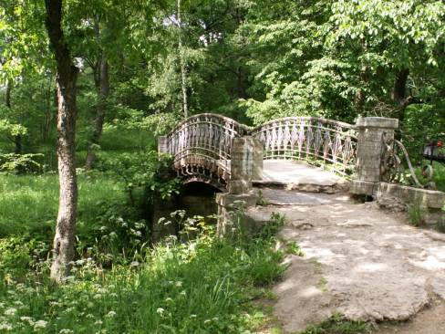 Старый мостик через каналы парка