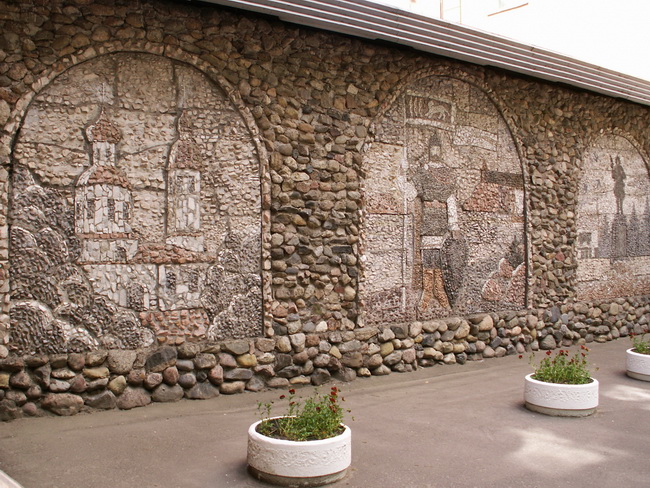 Мозаика на стенах одной из улиц в Великих Луках