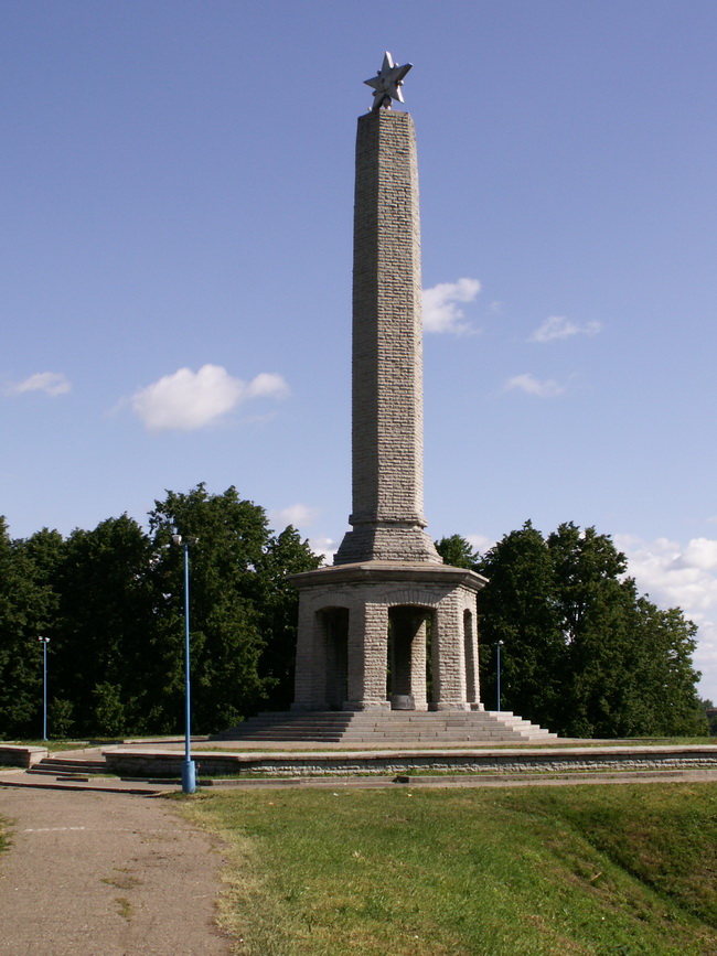 Монумент в память павших в боях за свободу и независимость нашей Родины в центральном парке Великих Лук