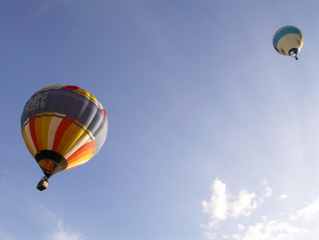 Красивое зрелище - летящие в небе разноцветные огромные шары