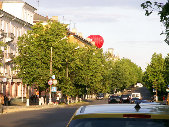 Особо впечатляют шары над жилой частью города